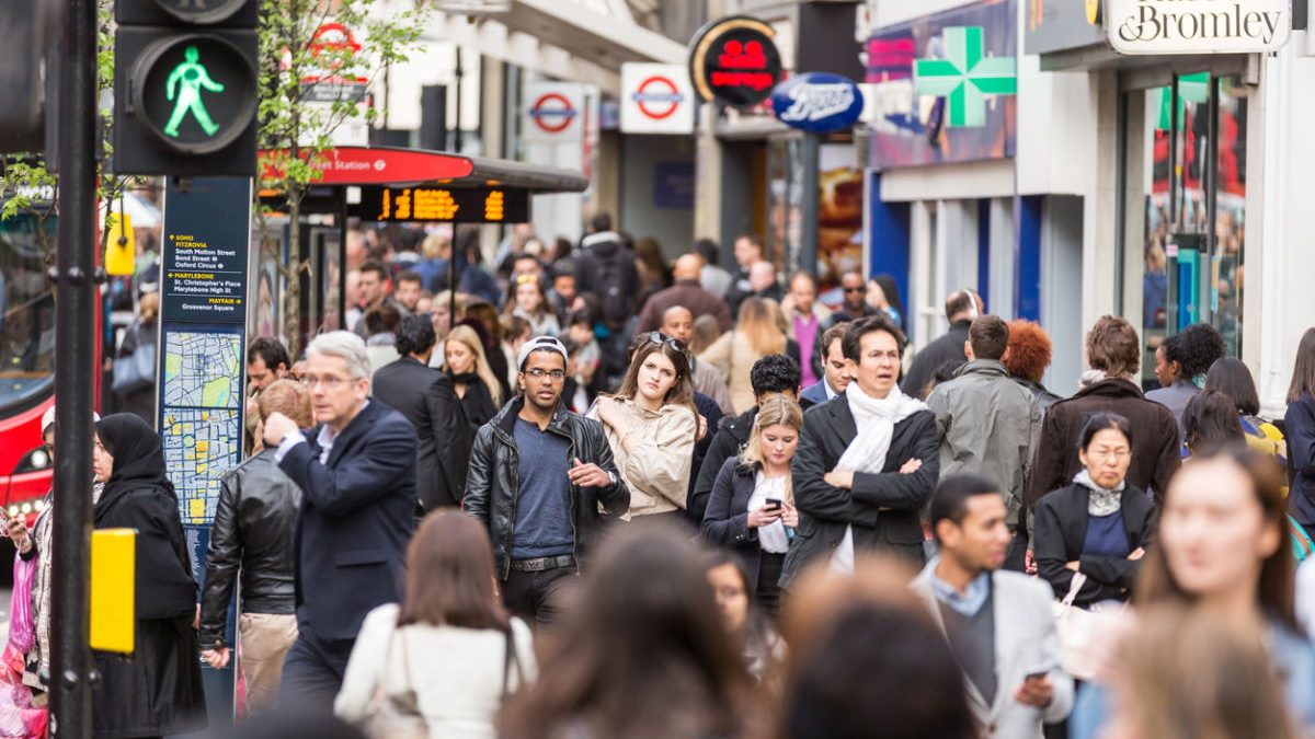 LONDON, UNITED KINGDOM - APRIL 17, 2015: Crowded sidewalk on Oxford Street with commuters and tourists from all over the world. (LONDON, UNITED KINGDOM - APRIL 17, 2015: Crowded sidewalk on Oxford Street with commuters and tourists from all over the w